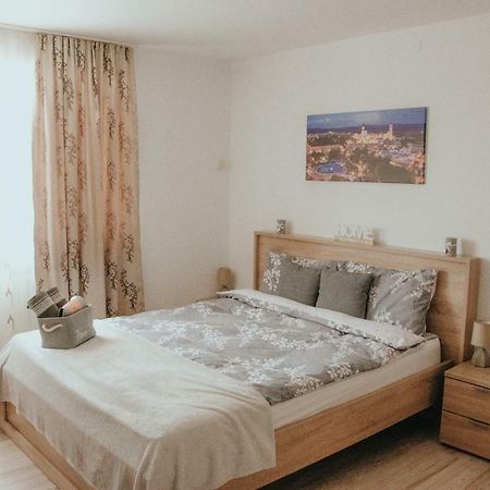 Apartament 1 Decembrie Apartment อัลบายูเลีย ภายนอก รูปภาพ